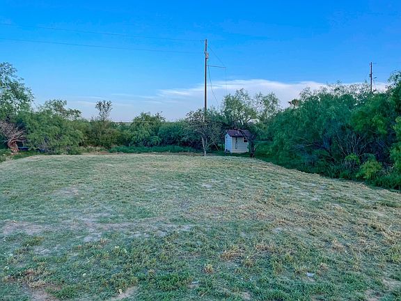 3rd image of 423 Papaya Dr