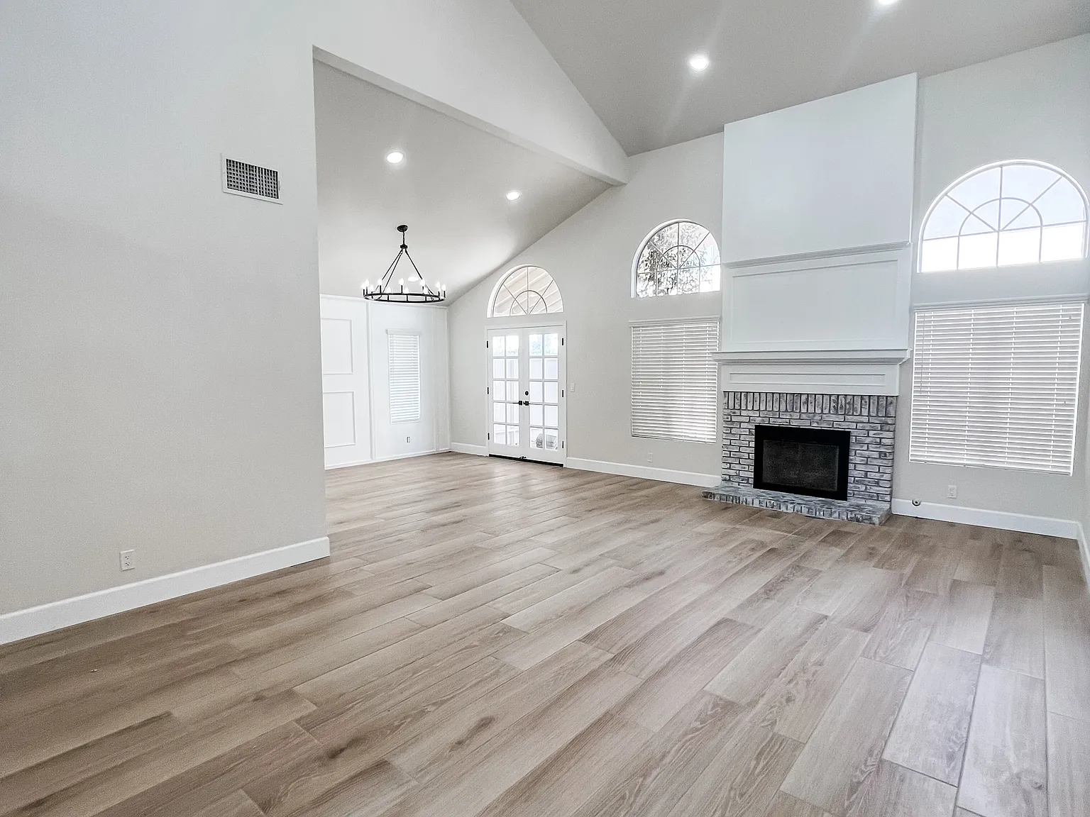 4 bed, 2200 sqft, $5,500 — Photo 1