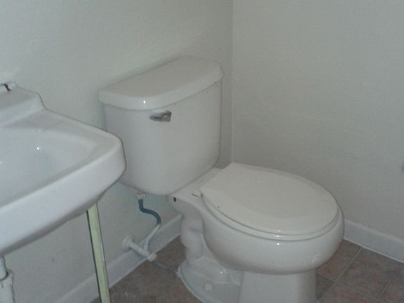 5th image of 211 Eross St #2