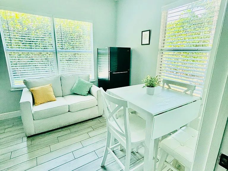 1036 Francis St — Photo 4