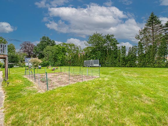 3rd image of 1A Hemlock Dr #3