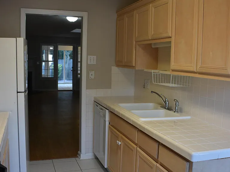 710 Legacy Ct — Photo 6