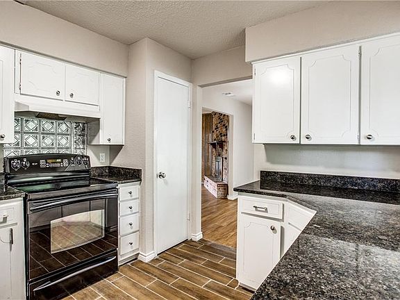 5th image of 403 Bella St