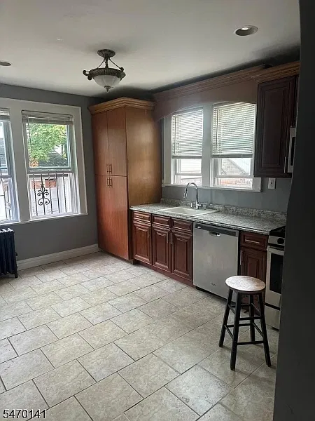 3 bed, 1.0 bath, $2,700 — Photo 1