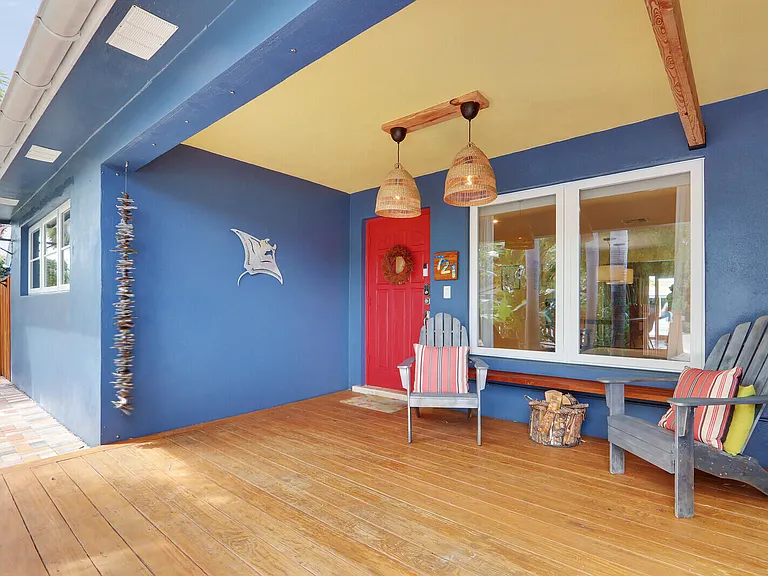 721 N Lakeside Dr — Photo 2