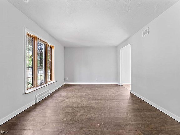 4th image of 21100 Morris Ave
