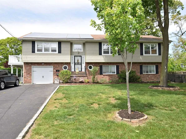 38 Mohawk Dr, Brightwaters, NY 11718