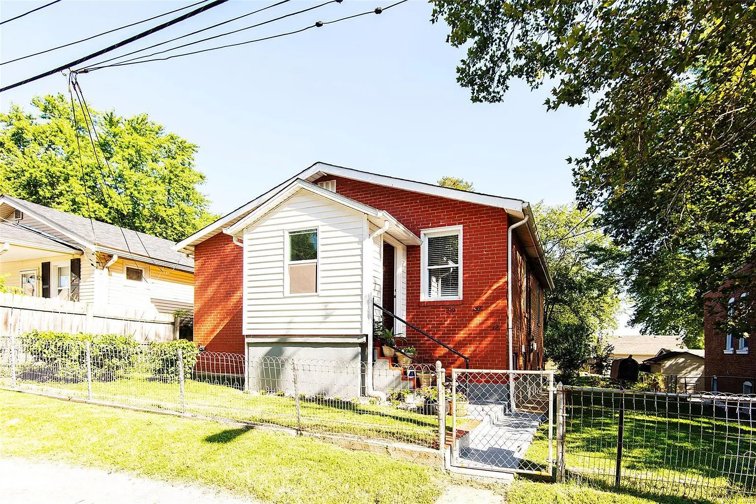 219 E Holden Ave photo 1