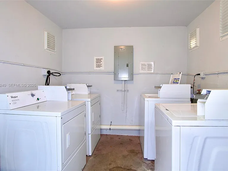 1142 SW 4th St #17 — Photo 16