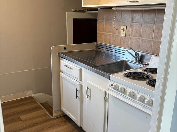 5th image of 523 Mentor Ave