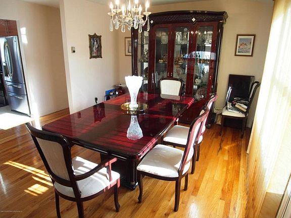 4th image of 282 Maybury Ave