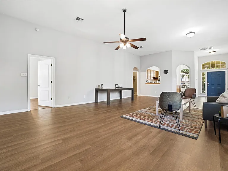 409 E Austin Ave — Photo 9