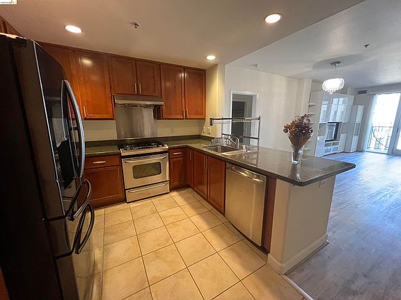 4th image of 423 7th St Unit 313