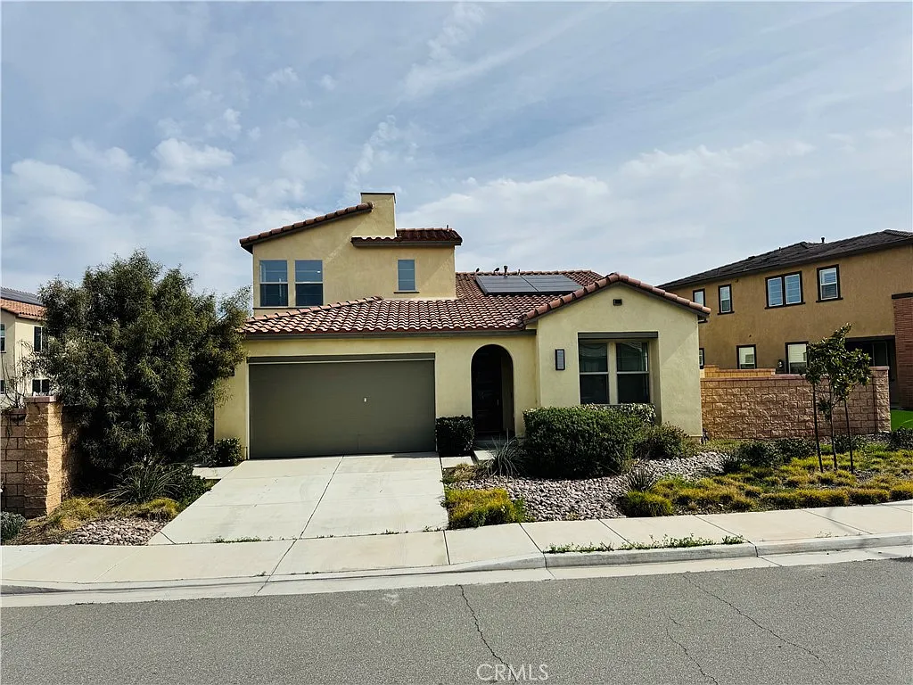 3 bed, 2.5 bath, 2585 sqft, $3,400 — Photo 1