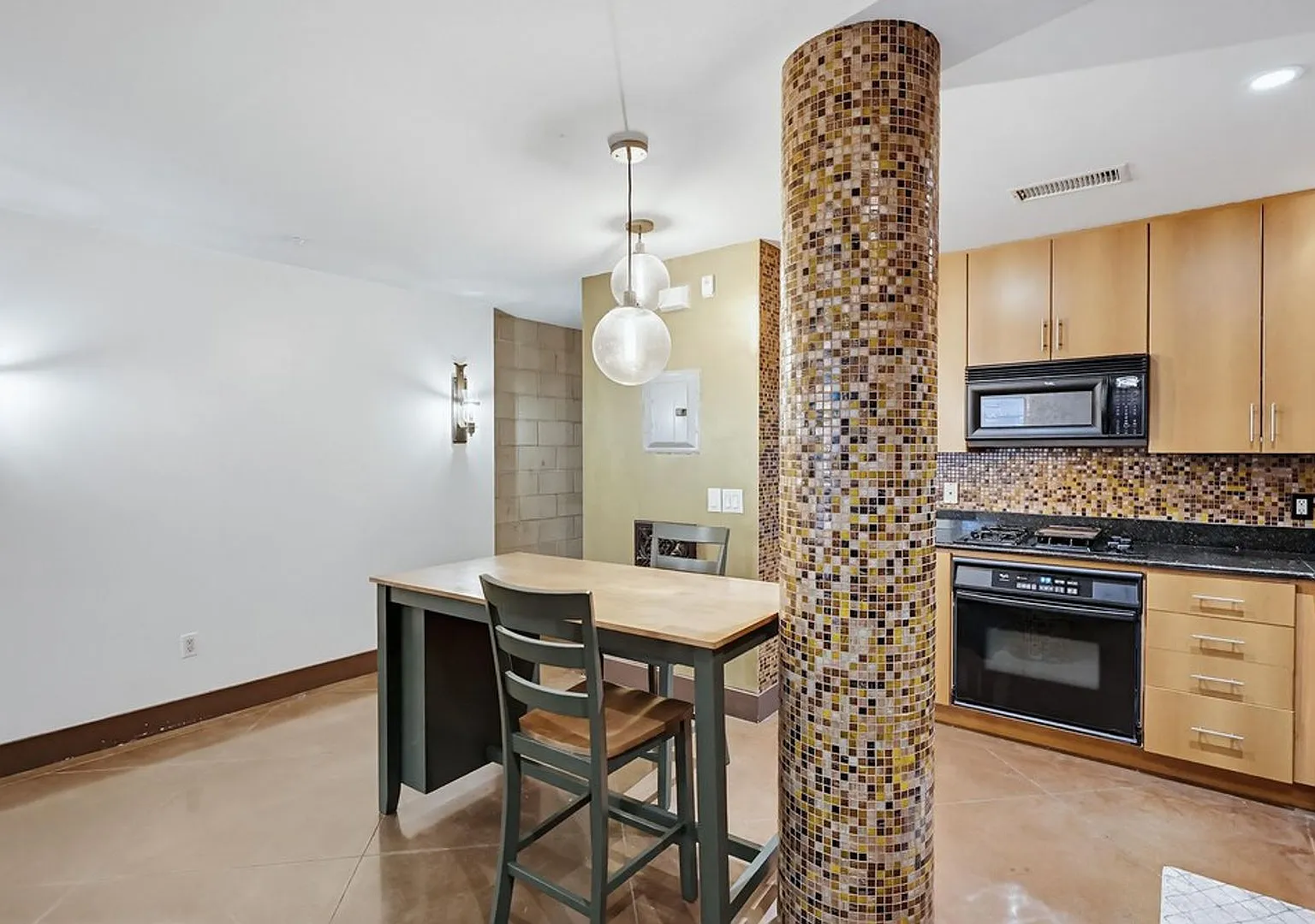 $1,000 Move in Special! Modern Industrial Condo in the Heart of Downtown San Diego Walk to Petco ... — Photo 4