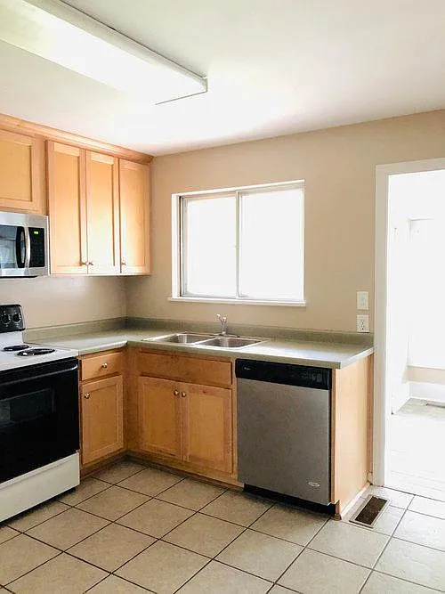 3 bed, 2.5 bath, 1500 sqft, $2,550 — Photo 3
