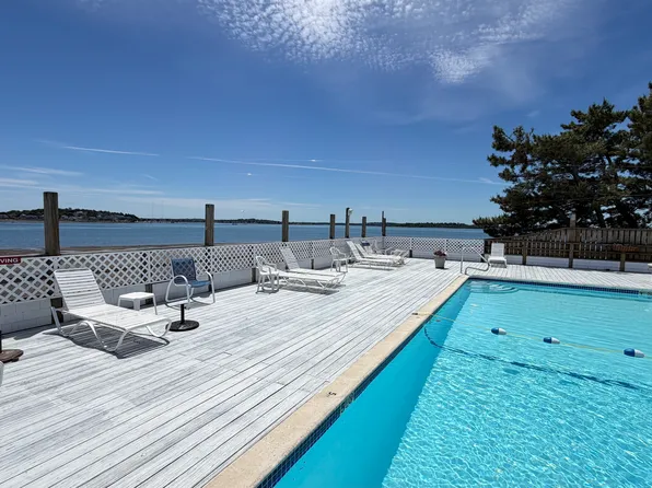 1 Commodore Ct, Hull, MA