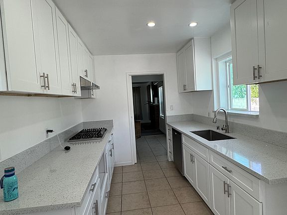 3rd image of 204 W Wells St