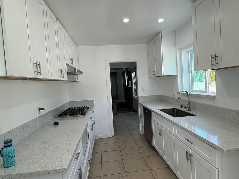 204 W Wells St — Photo 3