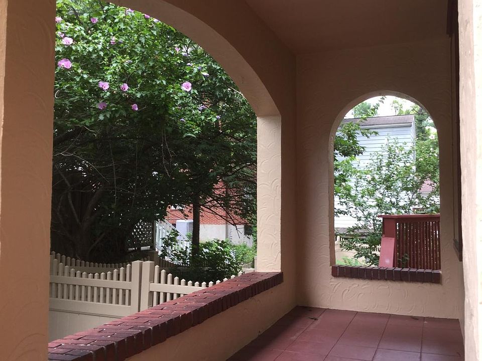 Private covered porch 513