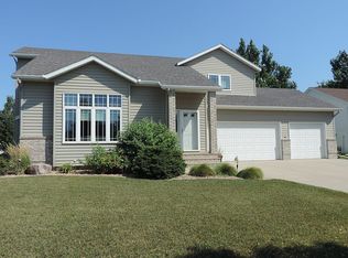 2417 Parkview Dr S, Fargo, ND 58103