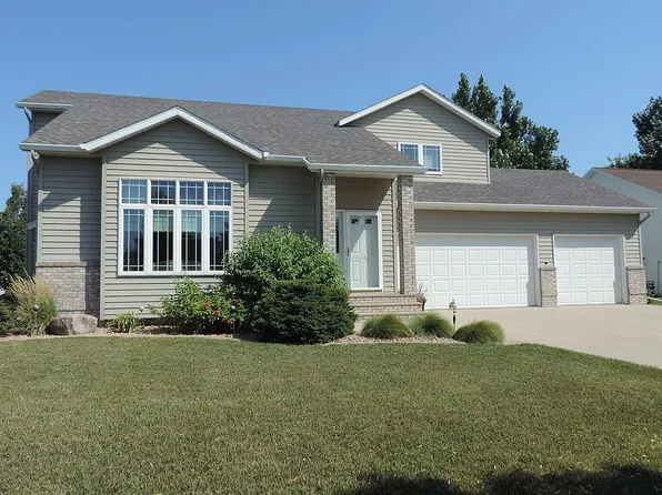 2417 Parkview Dr S, Fargo, ND 58103