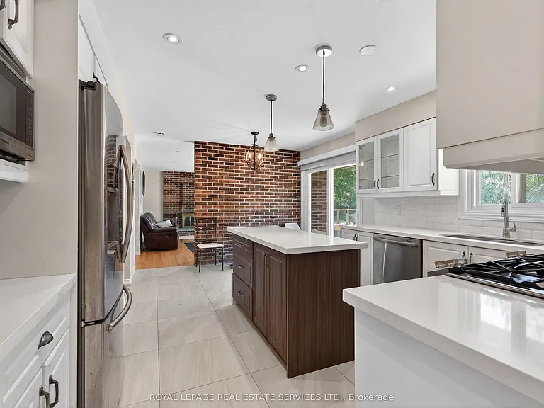 28 Wootten Way N — Photo 11