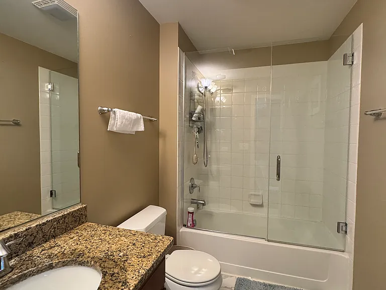 11 E Willow Rd — Photo 7