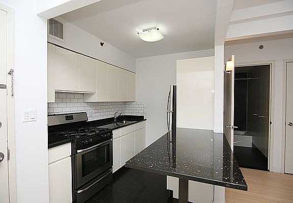 5th image of 426 Lafayette Ave APT 2A
