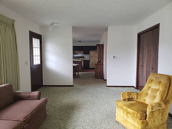 4th image of 319 E Broadway St
