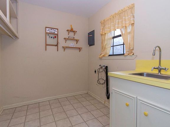 4th image of 17 Anderson Dr