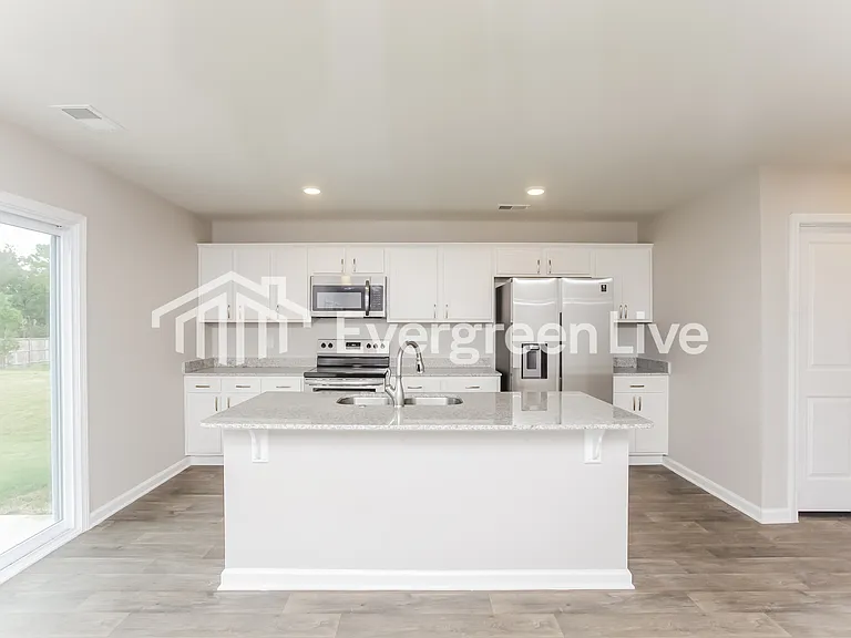 805 Vanguard St — Photo 4
