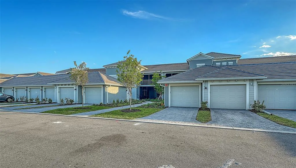 2 bed, 2.0 bath, 1366 sqft, $2,300 — Photo 2