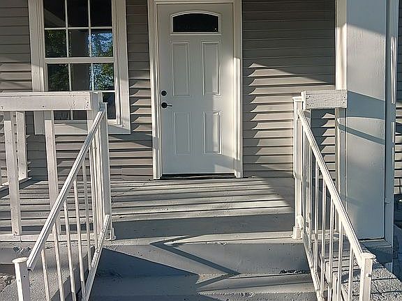 4th image of 114 E College St