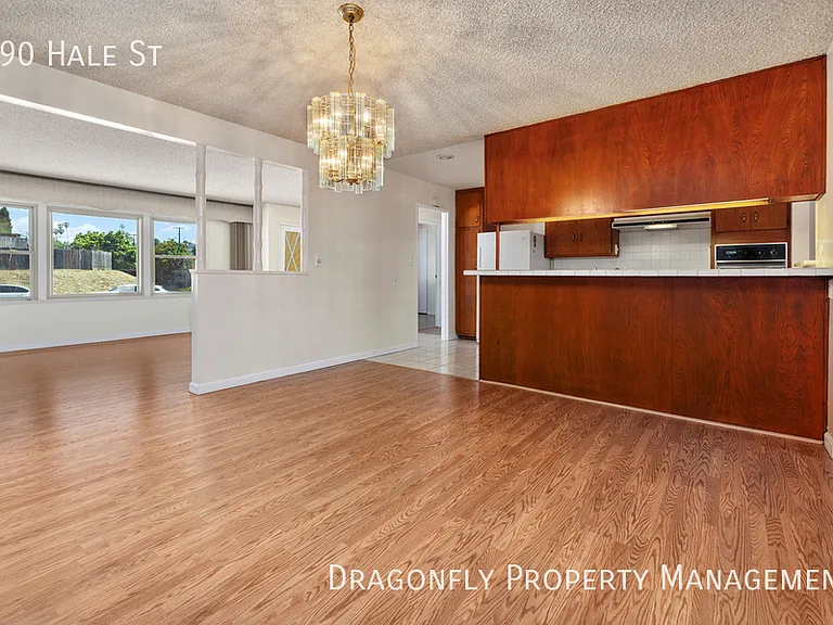 490 Hale St — Photo 11