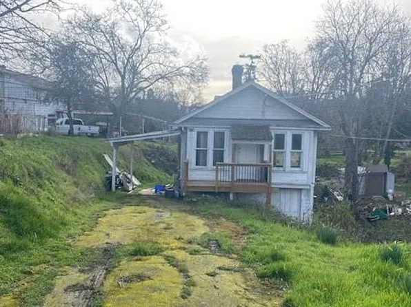 3135 Washington Ave, Victoria, BC V9A 1P8