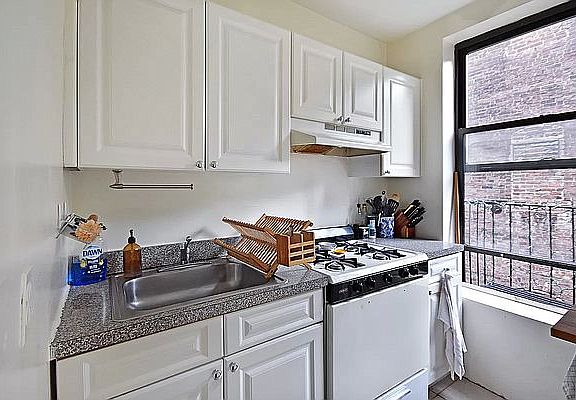 5th image of 426 Amsterdam Ave APT 4S