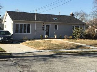 996 Bell Ct, Valley Stream, NY 11580