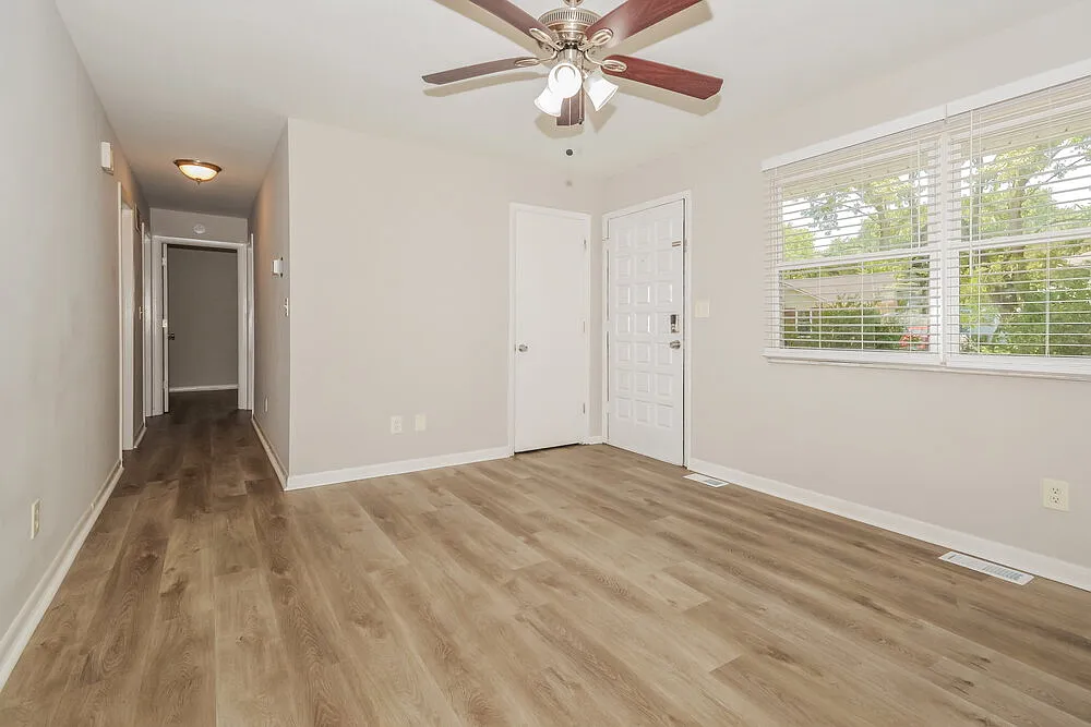 3 bed, 1.0 bath, 1026 sqft, $1,470 — Photo 4