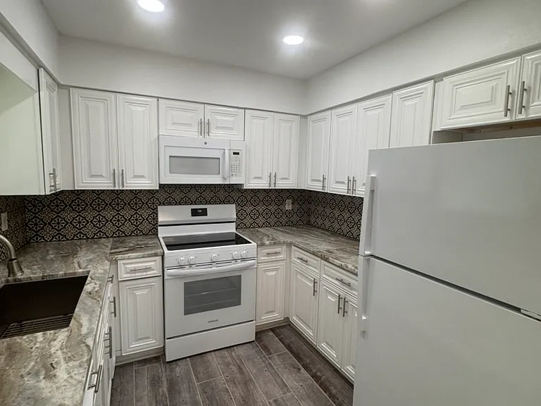 2215 W Vina Del Mar Blvd — Photo 10