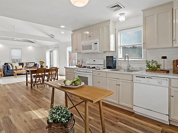5th image of 20 Evergreen St