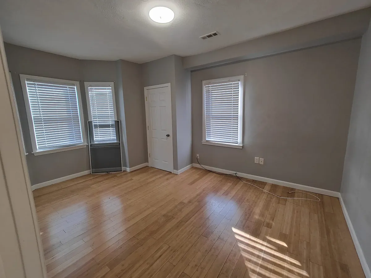Building Photo - 30 Vine St #2