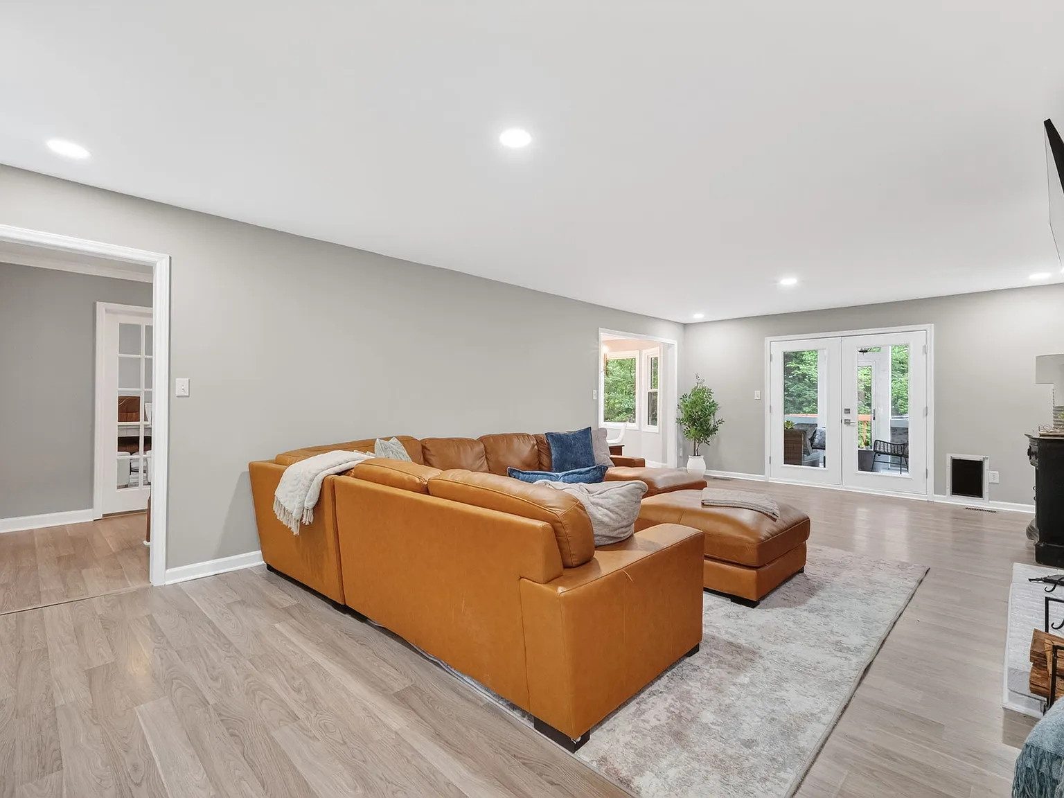 5 bed, 2845 sqft, $4,000 — Photo 3