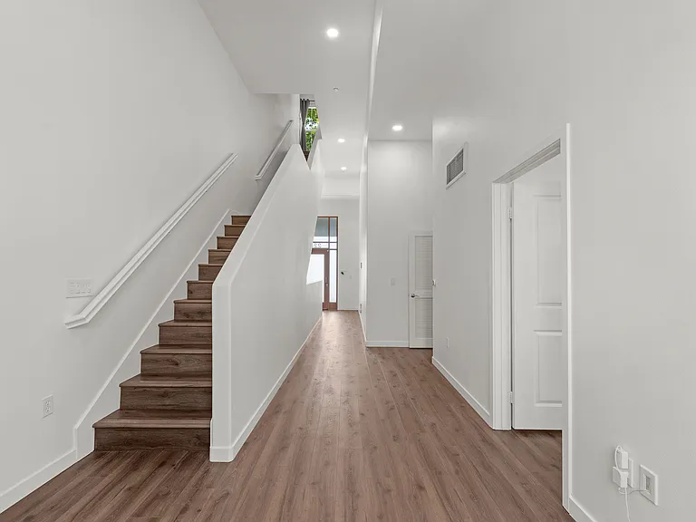 228 S San Dimas Ave — Photo 12