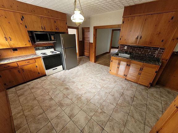 3rd image of 140 Dartmouth St #1