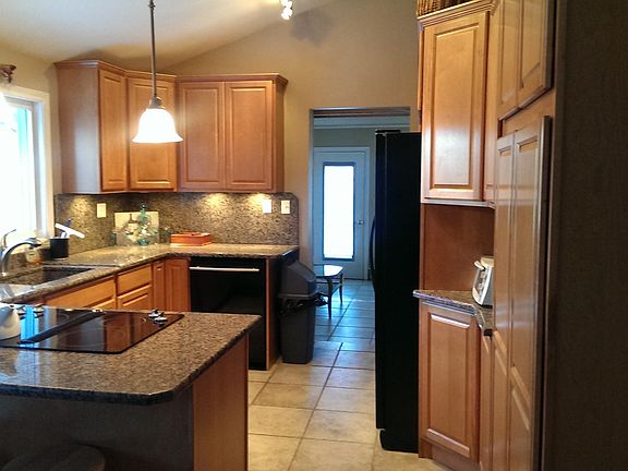 Kitchen w/spacious prep room