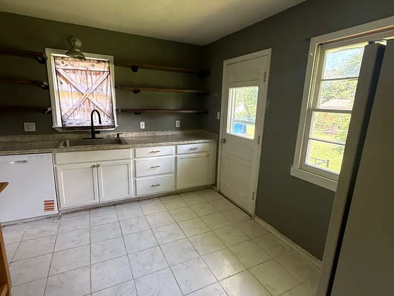 2200 Clary Dr — Photo 1