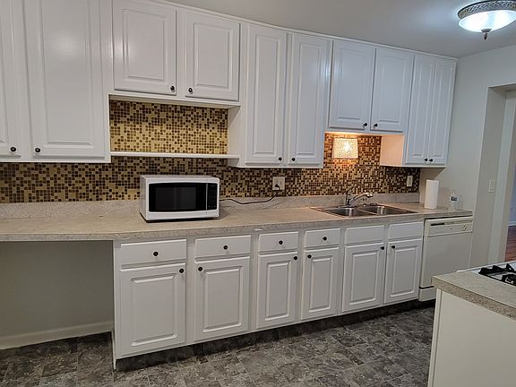 2nd image of 1975 Tall Oaks Dr