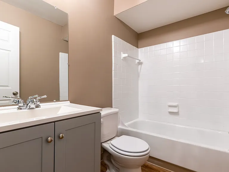 Gibraltar Pointe Apartments — Photo 17