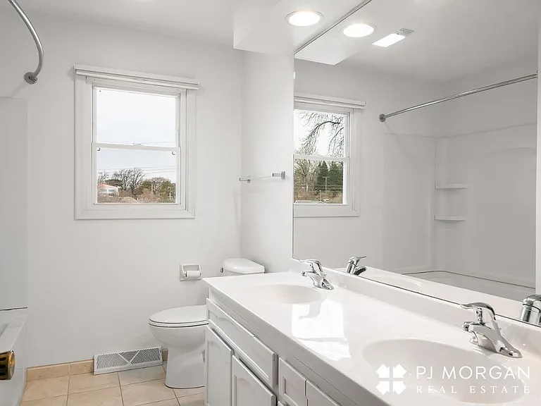 1312 S 118th St — Photo 41